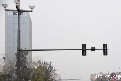 交通信号灯路灯共杆