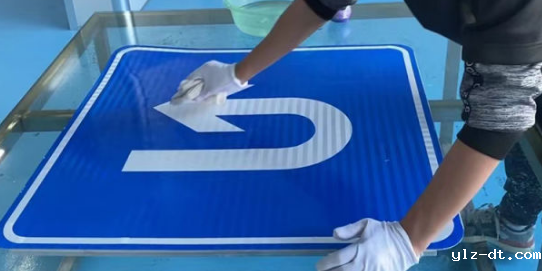 道路交通标志牌安装在道路上应要做到哪些要求？